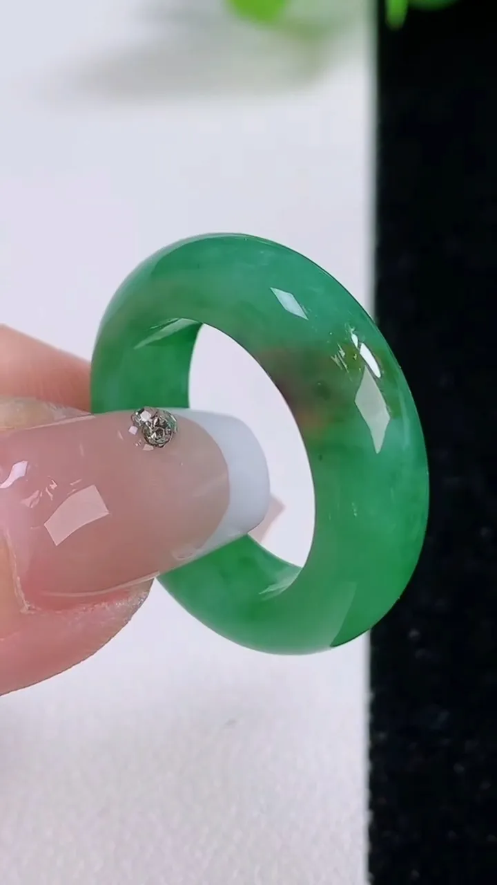 天然A货翡翠指环 戒指，尺寸18.8-6-3.9，重量:5.42g2025年12月4日
工厂直销收藏佳品,种好水足，色泽均匀，有种有色，上手高大气！
