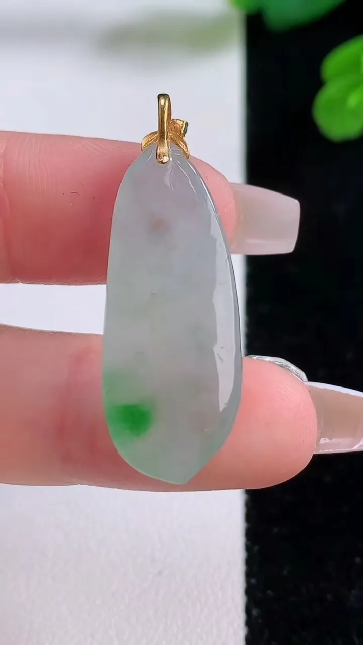 天然A货翡翠福瓜吊坠，尺寸29.9-12.5-5.8，重量:4.94g
12月4日