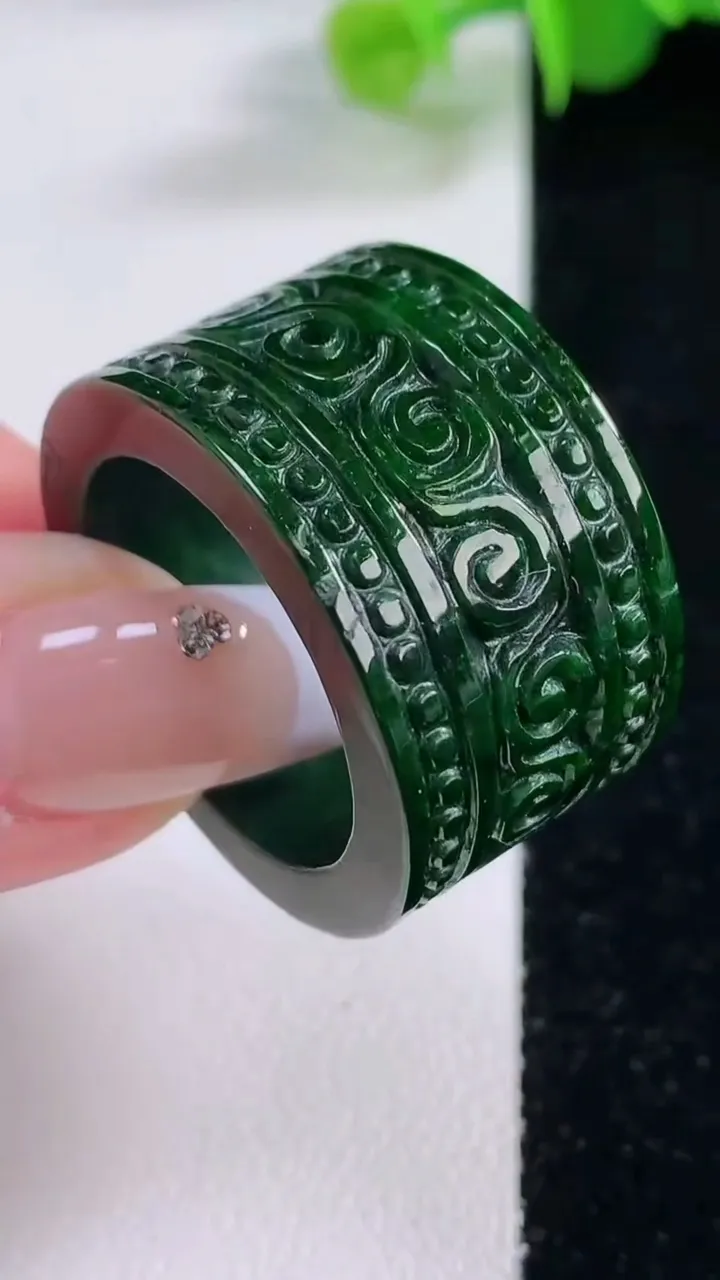 天然A货翡翠雕花扳指 戒指，尺寸22.5-16.7-3.8，重量:19.03g2025年12月4日
工厂直销收藏佳品,种好水足，色泽均匀，有种有色，上手高大气！
