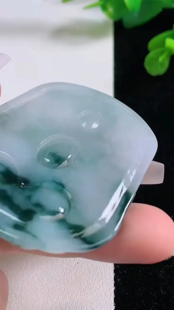 天然A货翡翠飘花千手观音吊坠，尺寸56.5-48-5.2，重量:25.80g
12月4日