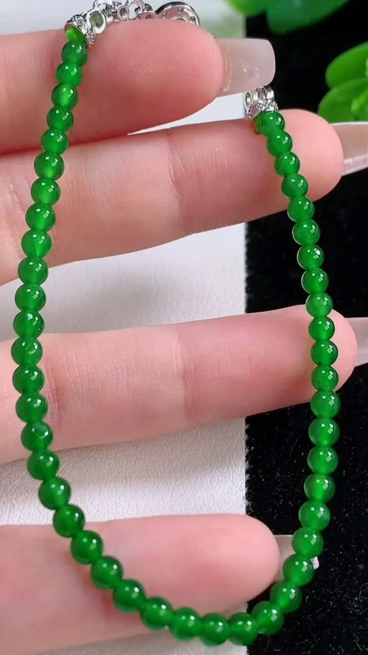 天然A货翡翠小米珠手串，尺寸3.7-47颗，重量:5.50g12月4日
工厂直销收藏佳品,种好水足，色泽均匀，有种有色，上手高大气！