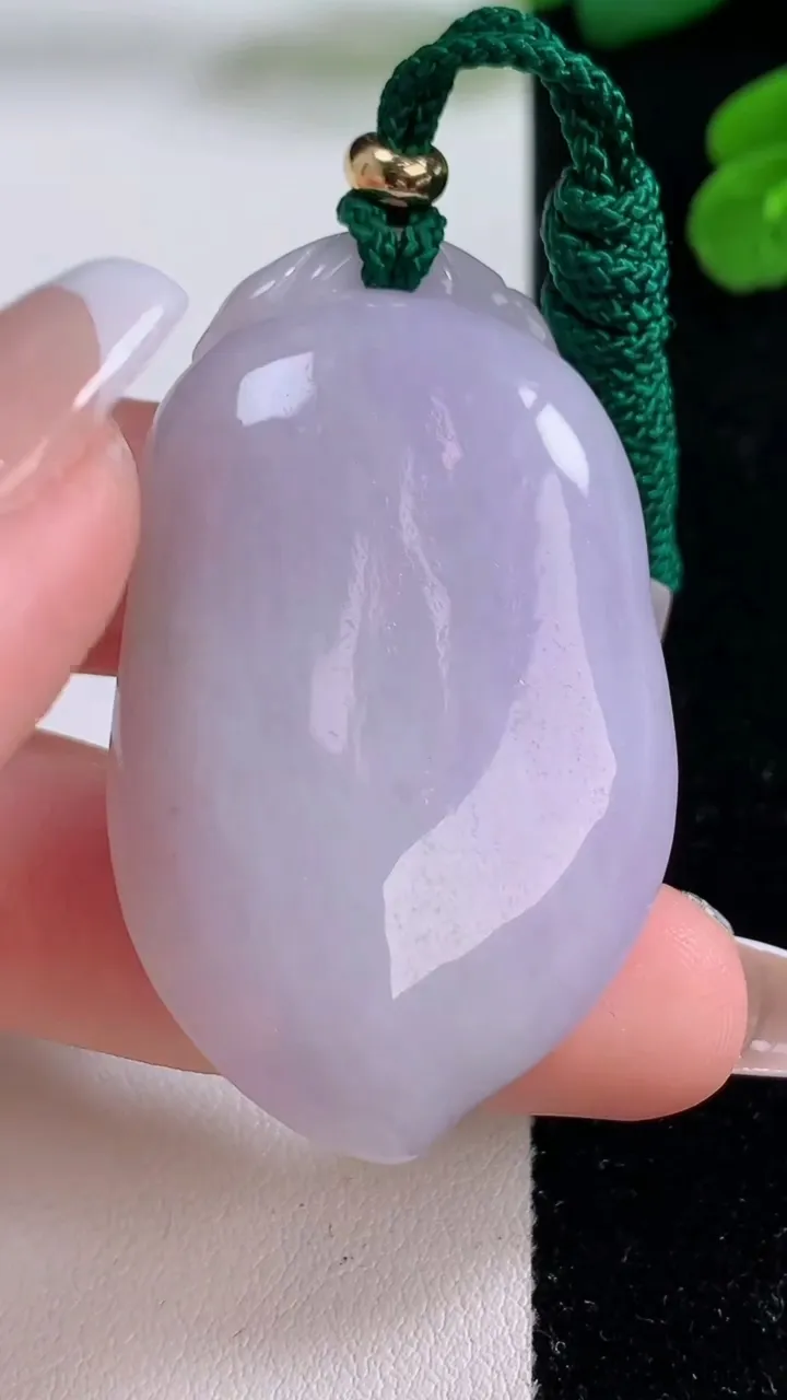 天然A货翡翠紫罗兰福瓜吊坠，尺寸47.8-29.6-13.2，重量:37.88g
12月4日