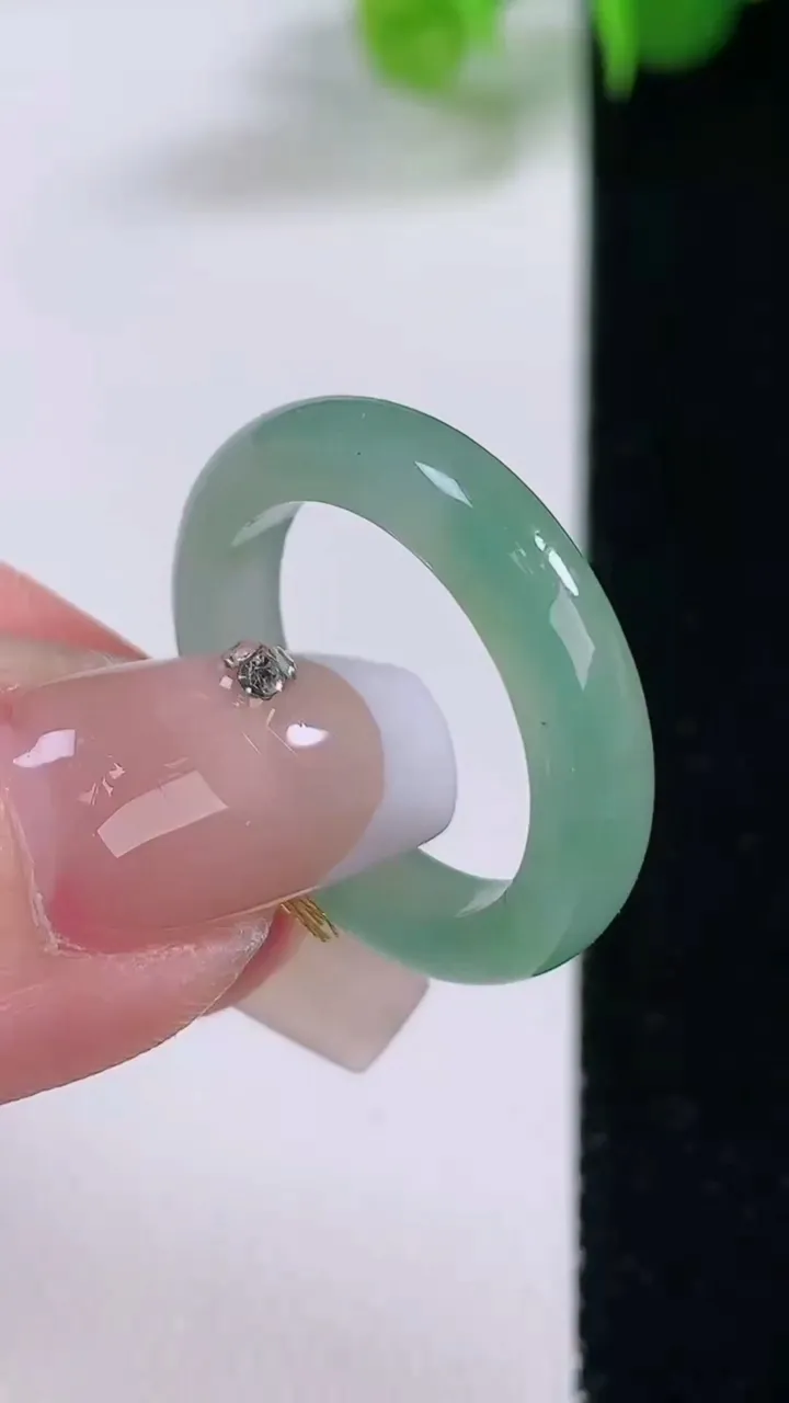 天然A货翡翠指环 戒指，尺寸17.8-4.2-2.9，重量:3.02g2025年12月4日
工厂直销