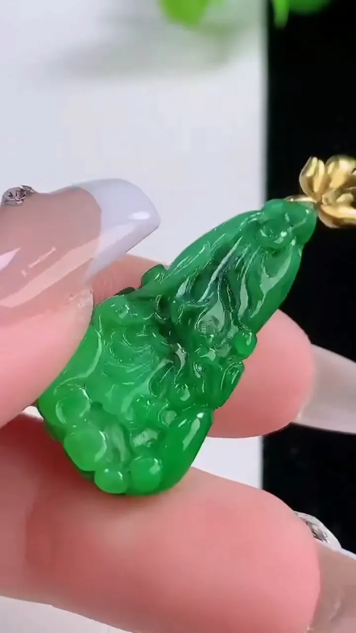 天然A货翡翠白菜吊坠，尺寸31.2-15-5.8，重量:4.58g
12月4日