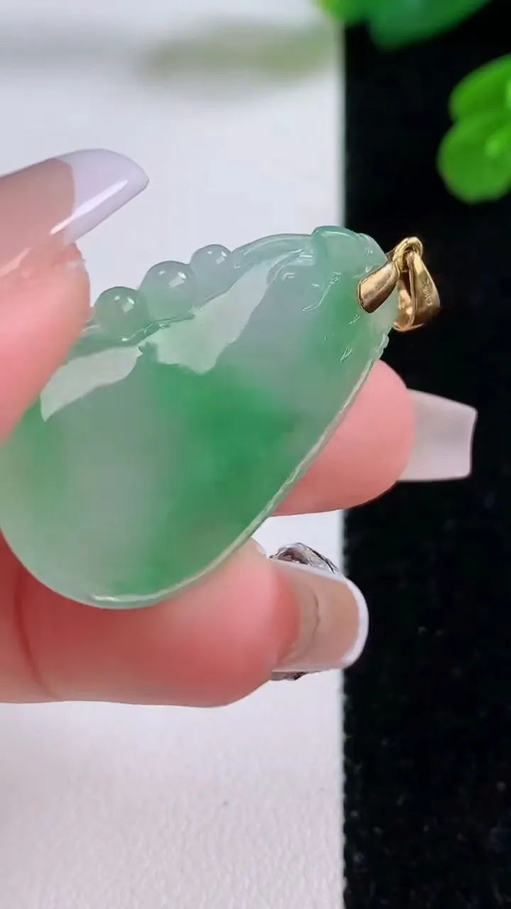 天然A货翡翠福瓜吊坠，尺寸33-19.8-5.7，重量:7.54g
12月4日