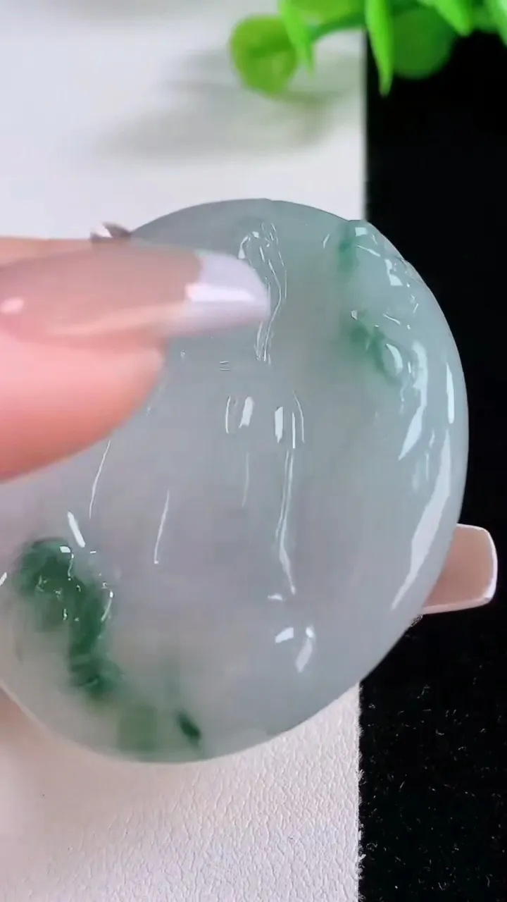 天然A货翡翠冰种飘花观音菩萨吊坠，尺寸47.6-43.7-4.7，重量:21.79g
12月4日