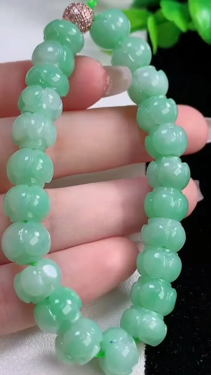 天然A货翡翠莲花手串23颗，尺寸10.4-7.7，重量:35.06g12月4日
工厂直销收藏佳品,种好水足，色泽均匀，有种有色，上手高大气！