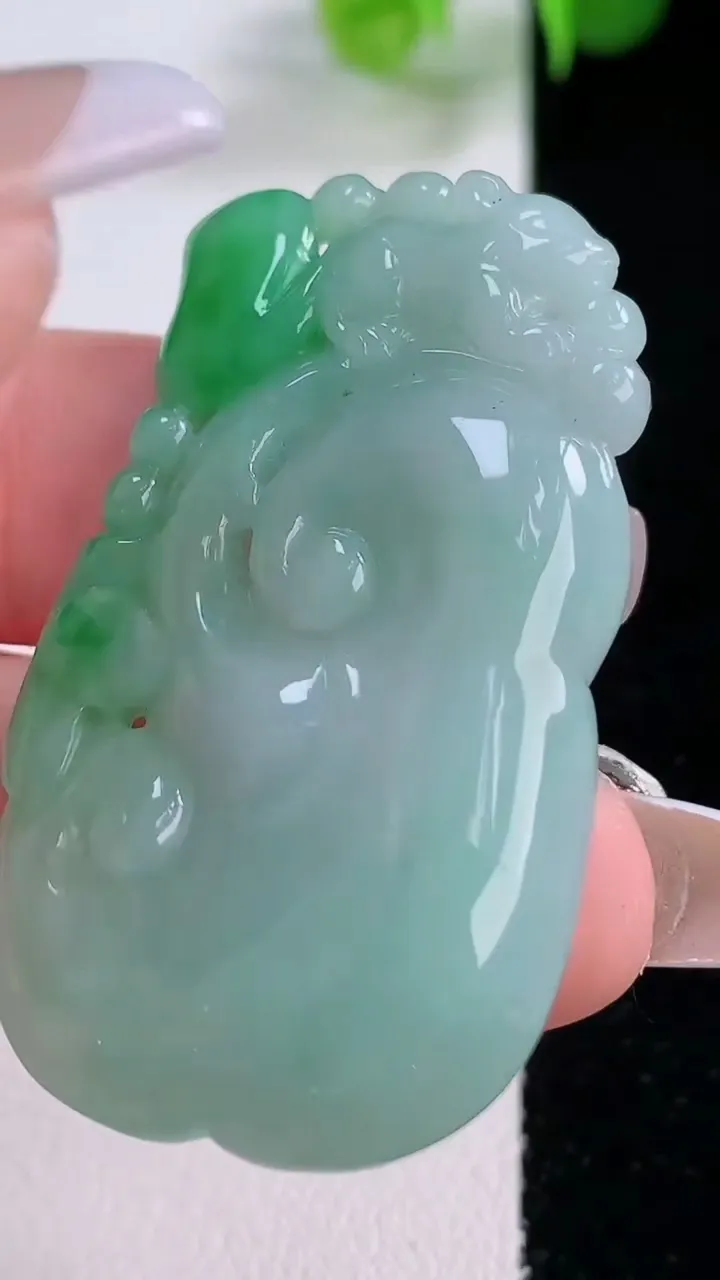 天然A货翡翠如意吊坠，尺寸43.6-25.6-6.3，重量:14.21g
12月4日