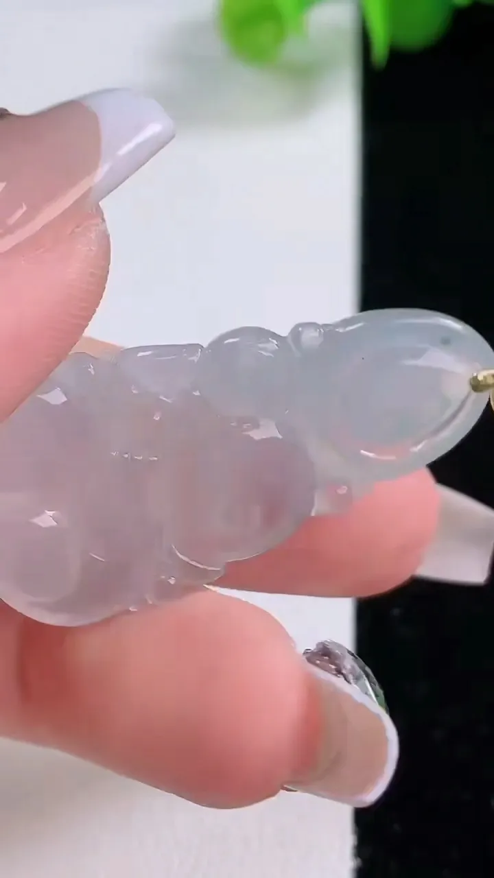 天然A货翡翠种飘花灵猴献瑞 生肖猴吊坠，尺寸37-18.6-5.9，重量:6.43g
12月4日