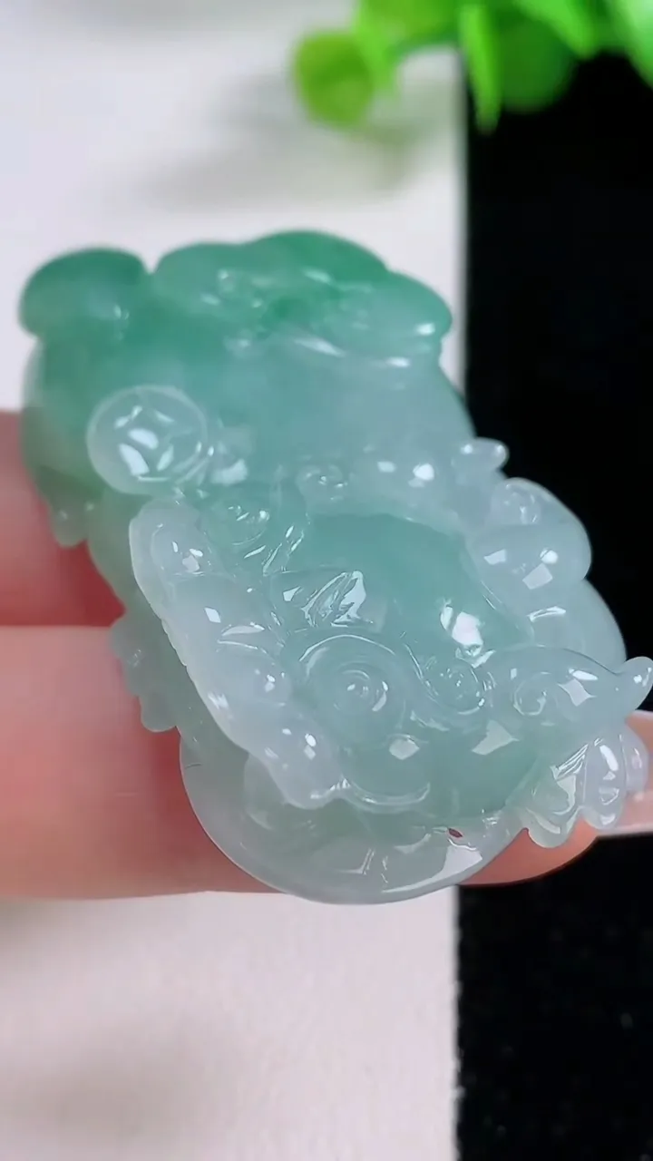 天然A货翡翠霸王貔貅吊坠，尺寸46.4-25.8-11，重量:33.98g
12月4日