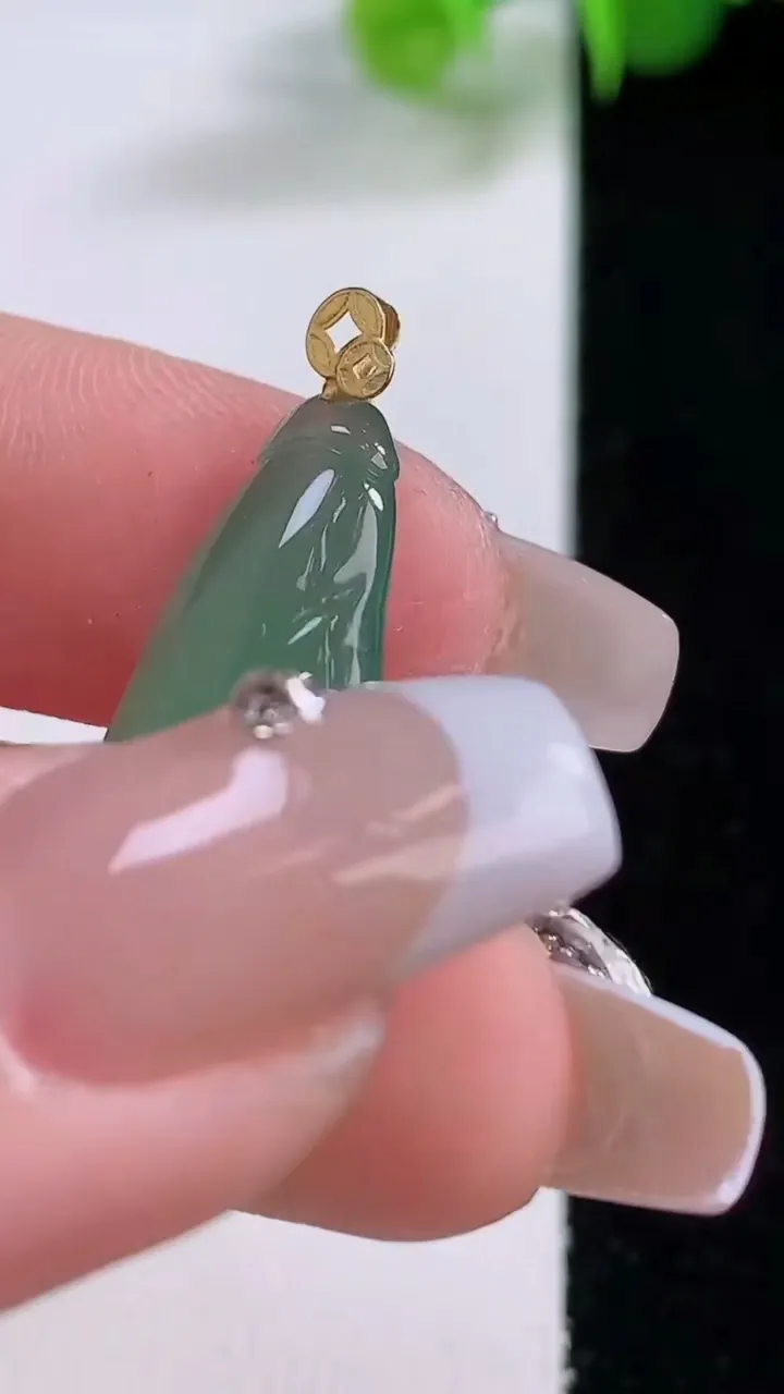 天然A货翡翠富甲一方 蟹钳吊坠，尺寸23.6-11-4，重量:2.14g
12月4日