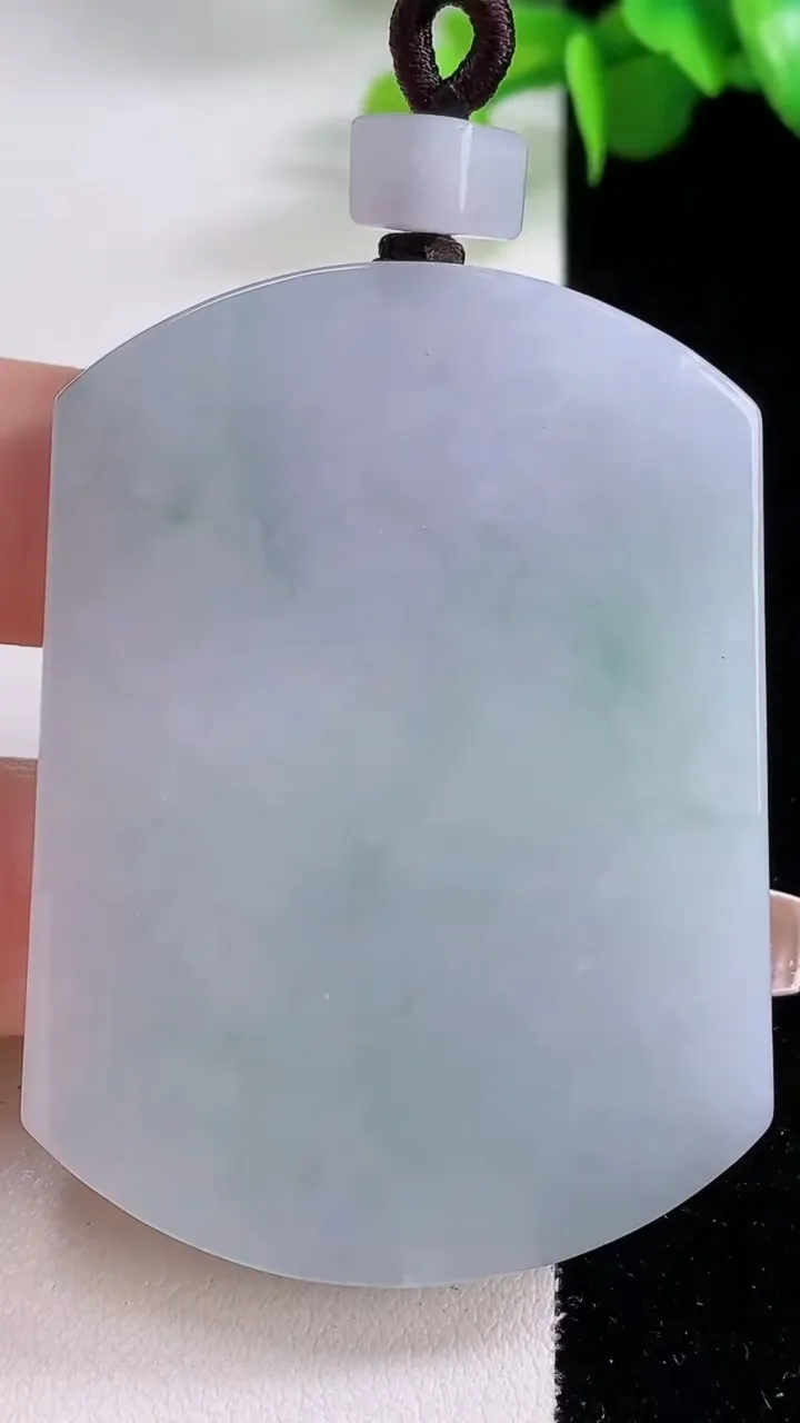 天然A货翡翠无事牌吊坠，尺寸56-40.7-5.8，重量:41.05g
12月4日