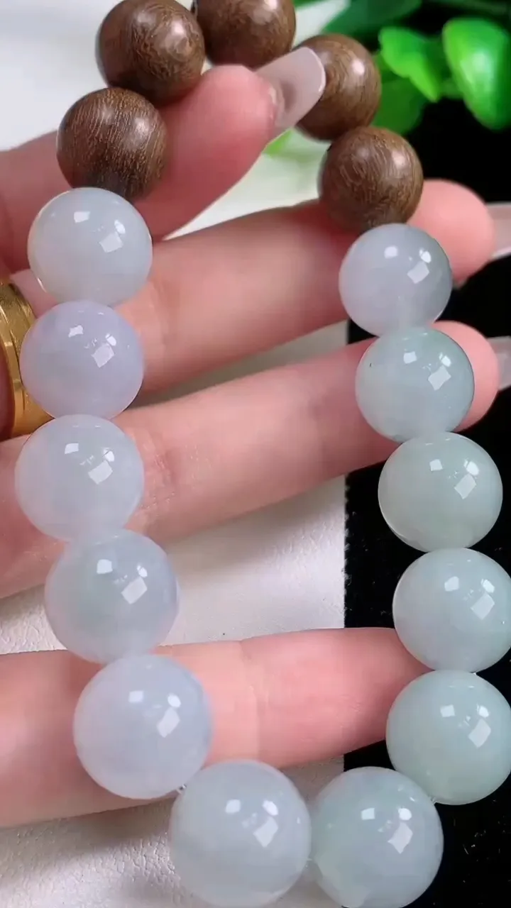 天然A货翡翠圆珠檀香手串13颗，尺寸12.3，重量:45.17g12月4日
工厂直销收藏佳品,种好水