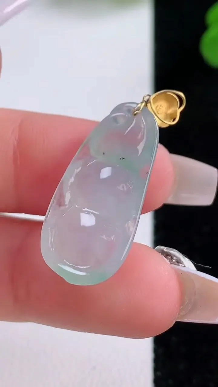 天然A货翡翠福豆吊坠，尺寸26.5-12.2-4.7，重量:2.79g
12月4日