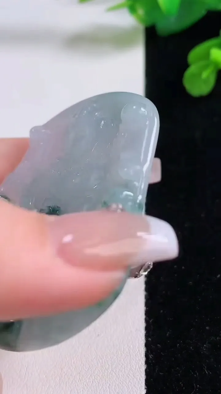 天然A货翡翠飘花千手观音吊坠，尺寸56.5-48-5.2，重量:25.80g
12月4日