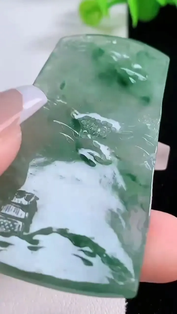 天然A货翡翠牌吊坠，尺寸60-34.6-4.3，重量:22.14g
12月4日