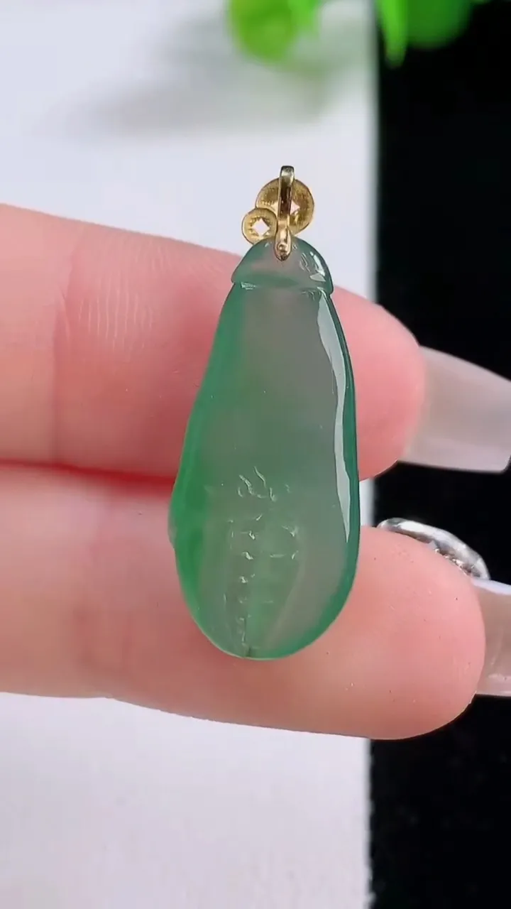 天然A货翡翠富甲一方 蟹钳吊坠，尺寸23.6-11-4，重量:2.14g
12月4日