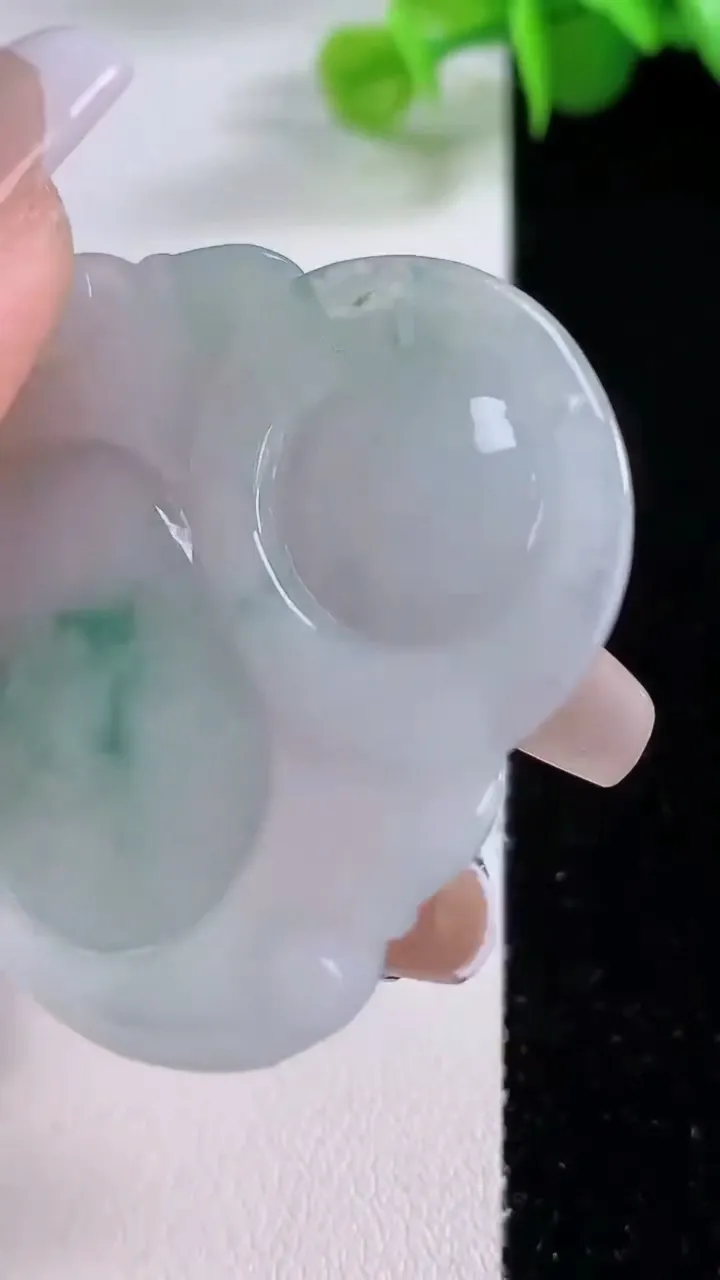 天然A货翡翠冰种飘花佛公吊坠，尺寸39.4-43.6-7.3，重量:18.58g
12月4日