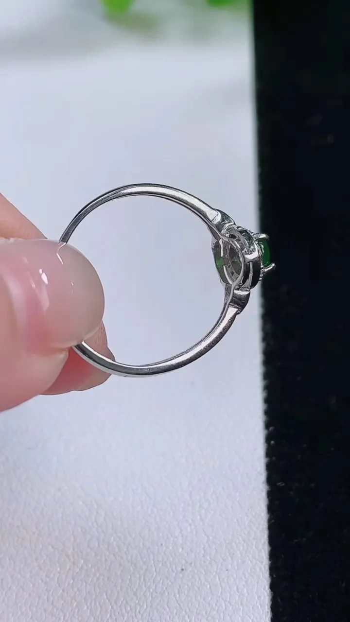天然A货翡翠蛋面戒指，尺寸5.8-4.6，重:1.54g2025年12月4日
工厂直销收藏佳品,种好水足，色泽均匀，有种有色，上手高大气！