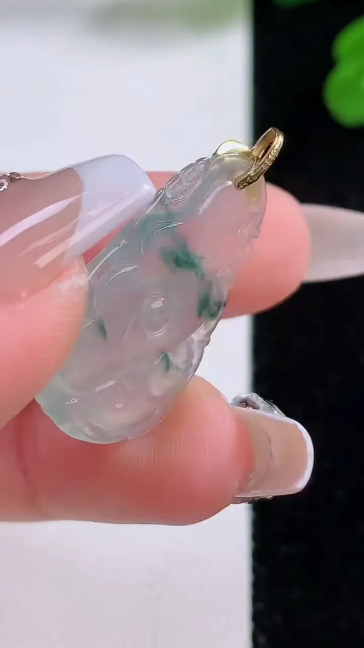 天然A货翡翠种飘花和和美美 荷叶鱼吊坠，尺寸27.6-16.5-3.6，重量:2.67g
12月4日