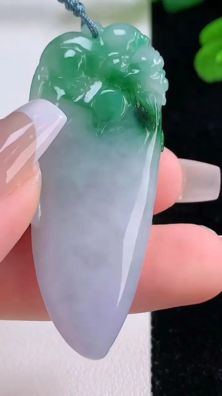 天然A货翡翠福瓜吊坠，尺寸43.8-21-6.3，重量:15.68g
12月4日