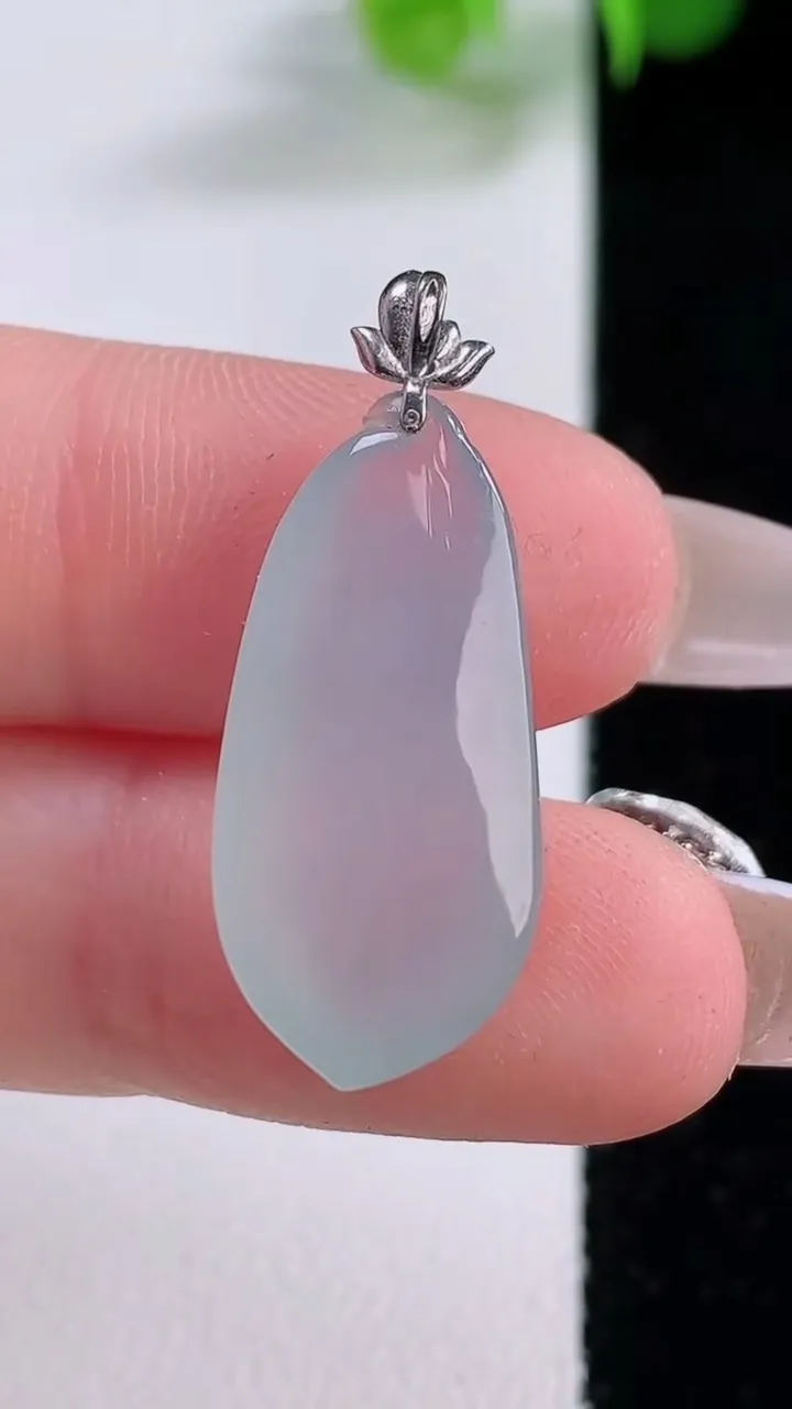 天然A货翡翠种白冰福瓜吊坠，尺寸25-11.6-7.1，重量:3.46g
12月4日