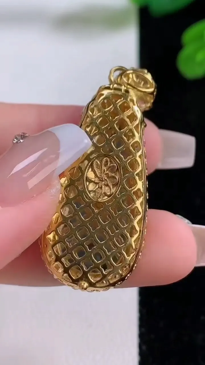 天然A货翡翠福瓜吊坠，尺寸42.8-17.4-8.5，裸石30.4-14.8重量:8.09g
12月4日