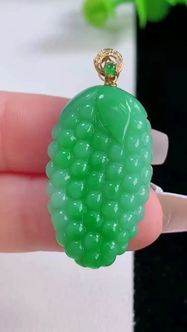 天然A货翡翠多子多福 葡萄吊坠，尺寸31.7-18.2-5.9，重量:6.86g
12月4日