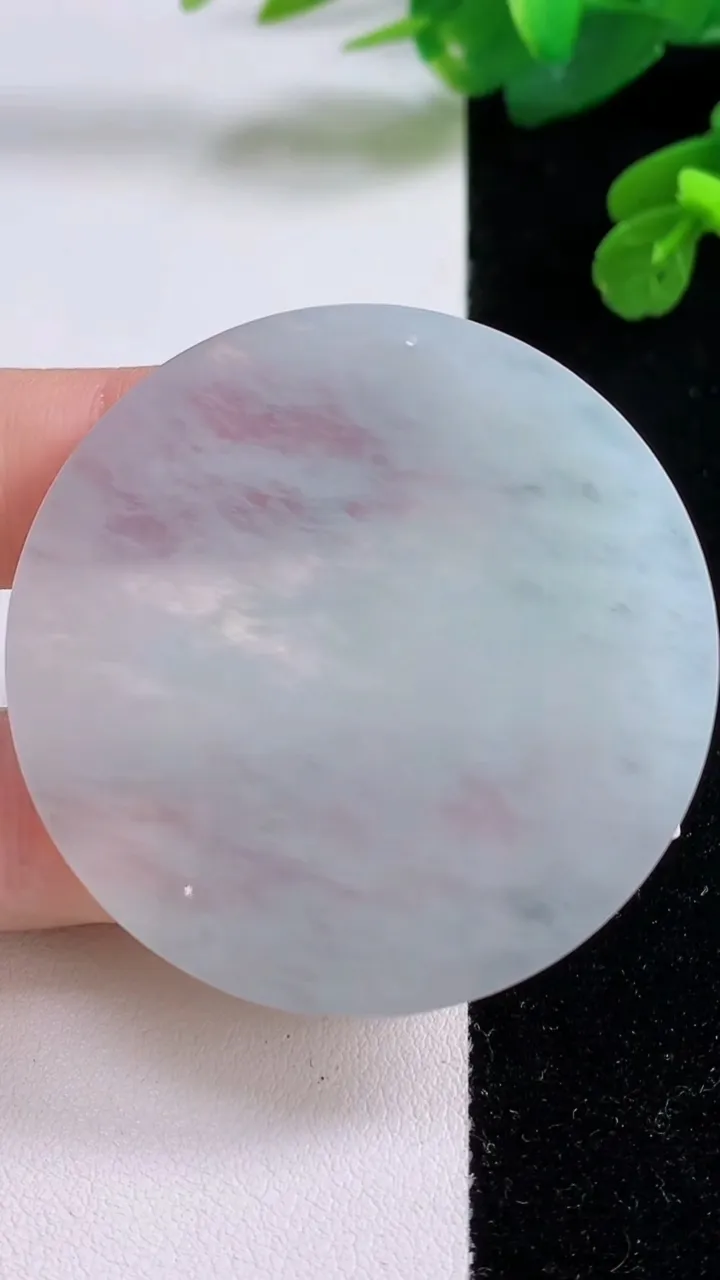 天然A货翡翠无事牌镶嵌件，尺寸48.9-3.7，重量:24.46g
12月4日