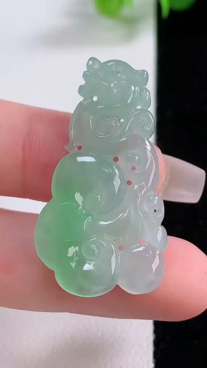 天然A货翡翠如意吊坠，尺寸37-19.3-3.5，重量:4.54g
12月4日