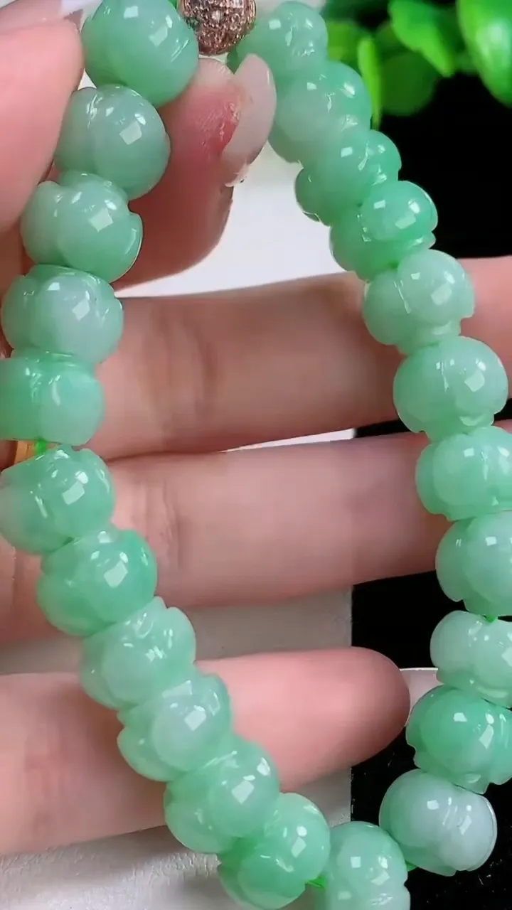 天然A货翡翠莲花手串23颗，尺寸10.4-7.7，重量:35.06g12月4日
工厂直销收藏佳品,种