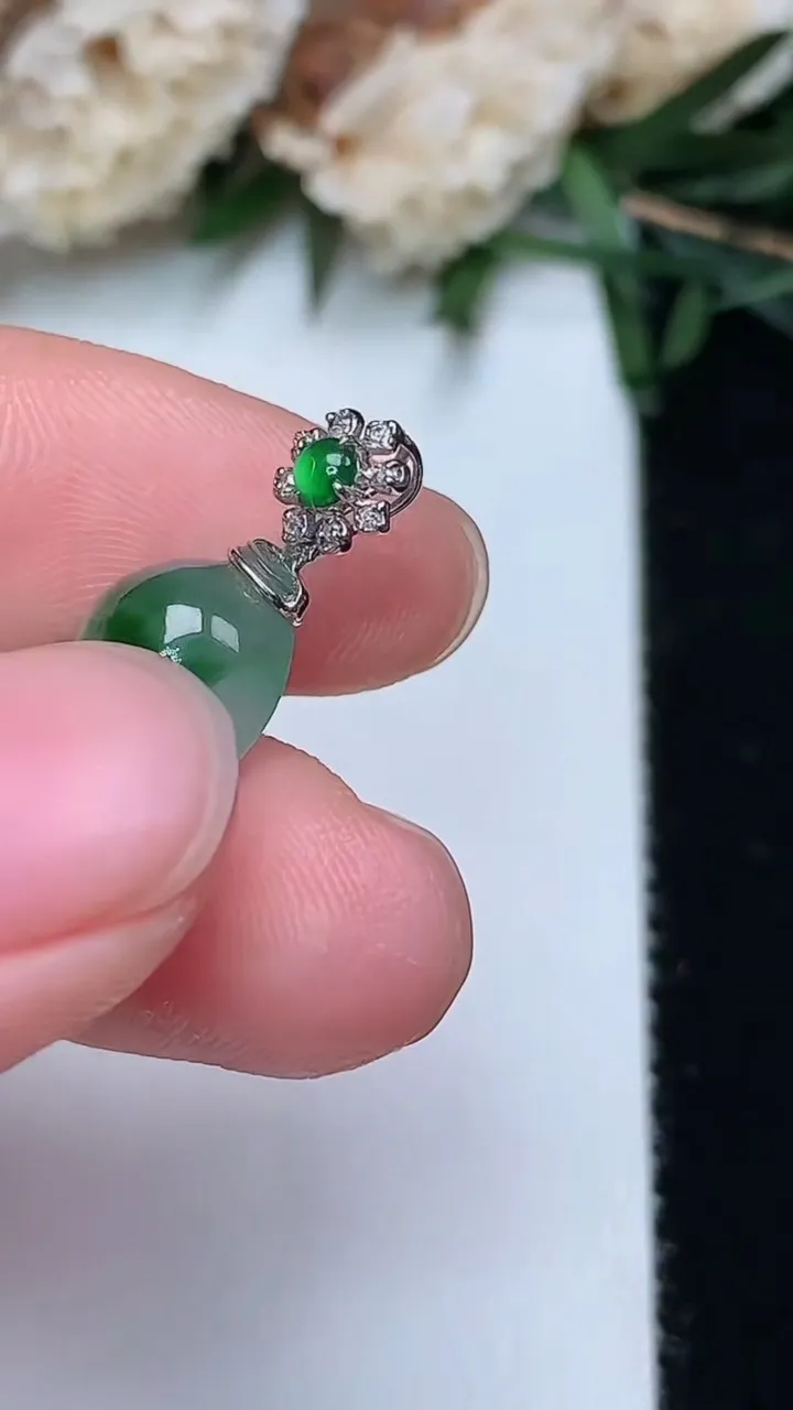 天然A货翡翠葫芦吊坠，尺寸16.2-12.8-4.8，重量:1.96g
12月4日