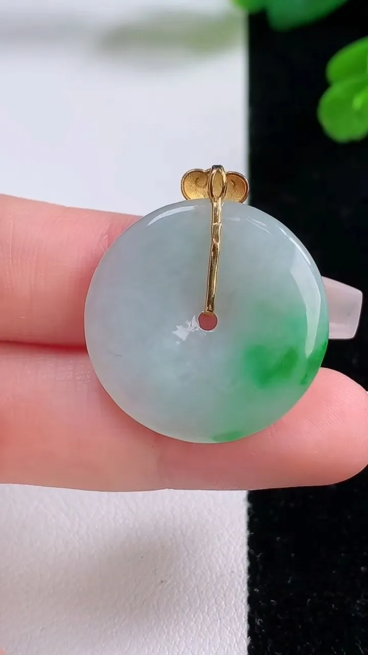 天然A货翡翠平安扣吊坠，尺寸26-3.2，重量:4.91g
12月4日