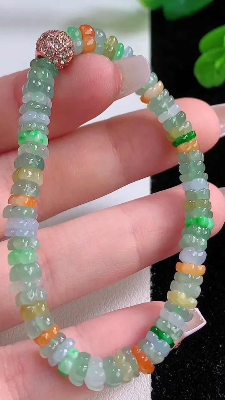 天然A货翡翠种三彩莲花手串，尺寸5.2-5-2.6-70颗，重量:10.35g12月4日
工厂直销收