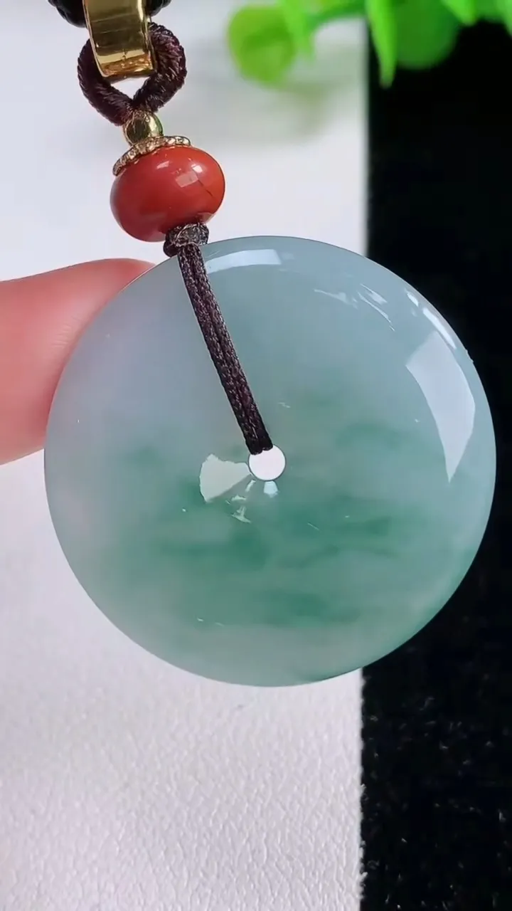 天然A货翡翠冰种飘花平安扣吊坠，尺寸31.8-5.4，重量:16.30g
12月4日