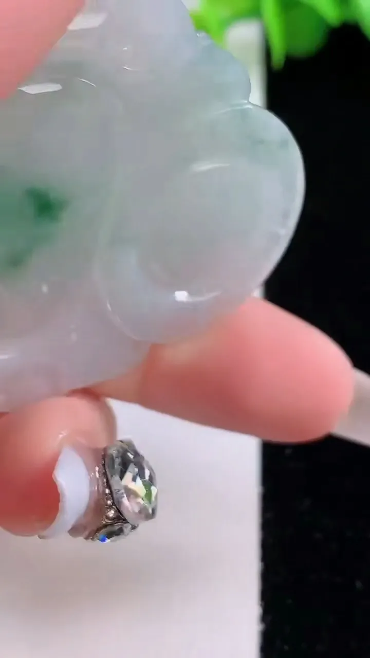 天然A货翡翠冰种飘花佛公吊坠，尺寸39.4-43.6-7.3，重量:18.58g
12月4日