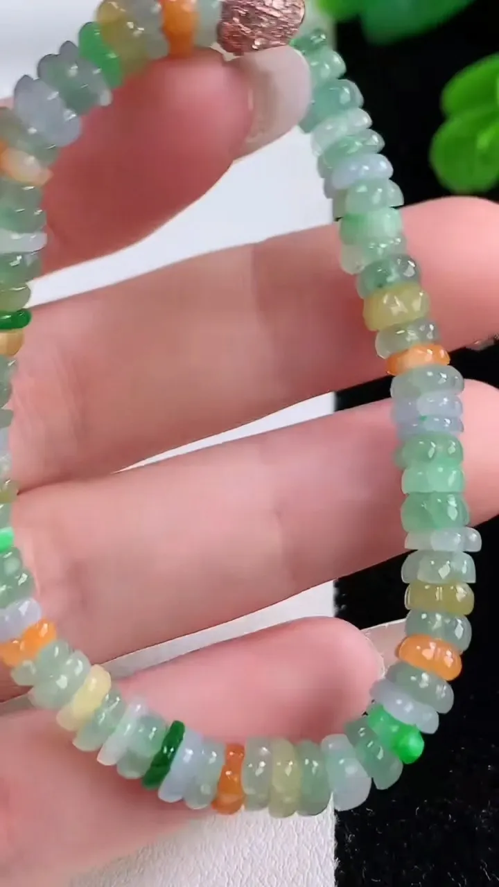 天然A货翡翠种三彩莲花手串，尺寸5.2-5-2.6-70颗，重量:10.35g12月4日
工厂直销收藏佳品,种好水足，色泽均匀，有种有色，上手高大气！