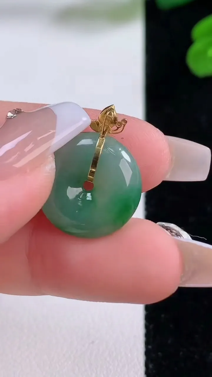 天然A货翡翠平安扣吊坠，尺寸16-4.7，重量:3.08g
12月4日