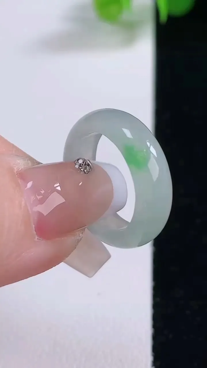 天然A货翡翠指环 戒指，尺寸15.7-5-2.2，重量:2.83g2025年12月4日
工厂直销收藏