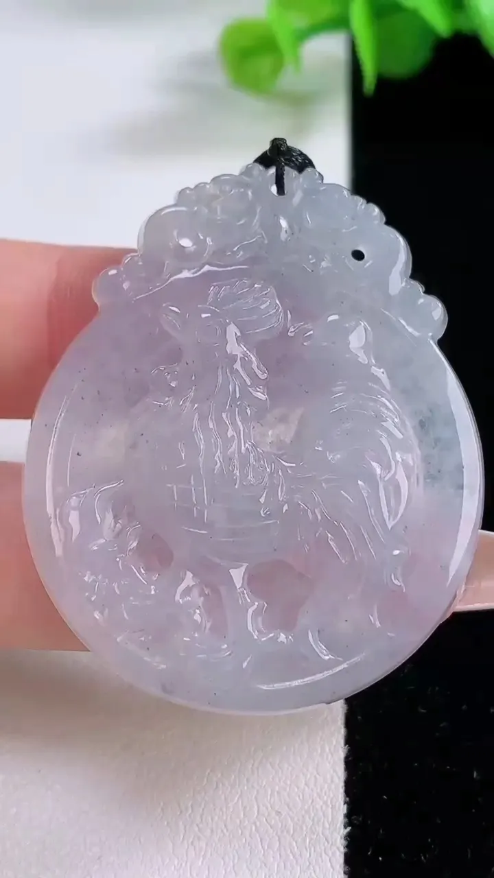 天然A货翡翠生肖鸡吊坠，尺寸44.7-36.5-4.6，重量:14.55g
12月4日