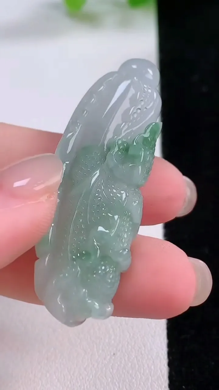 天然A货翡翠白菜吊坠，尺寸49-17.6-7，重:10.64g
12月4日