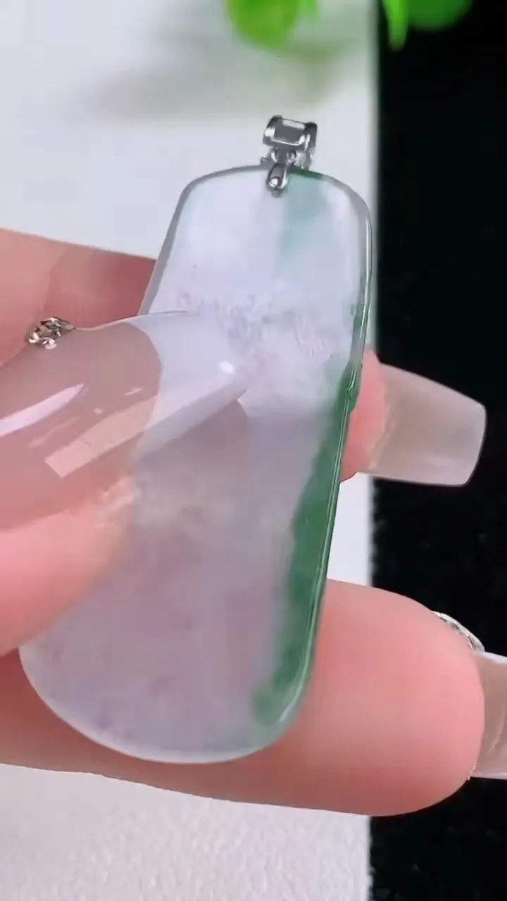 天然A货翡翠种飘花关公吊坠，尺寸38.4-16.4-3.8，重量:5.88g
12月4日