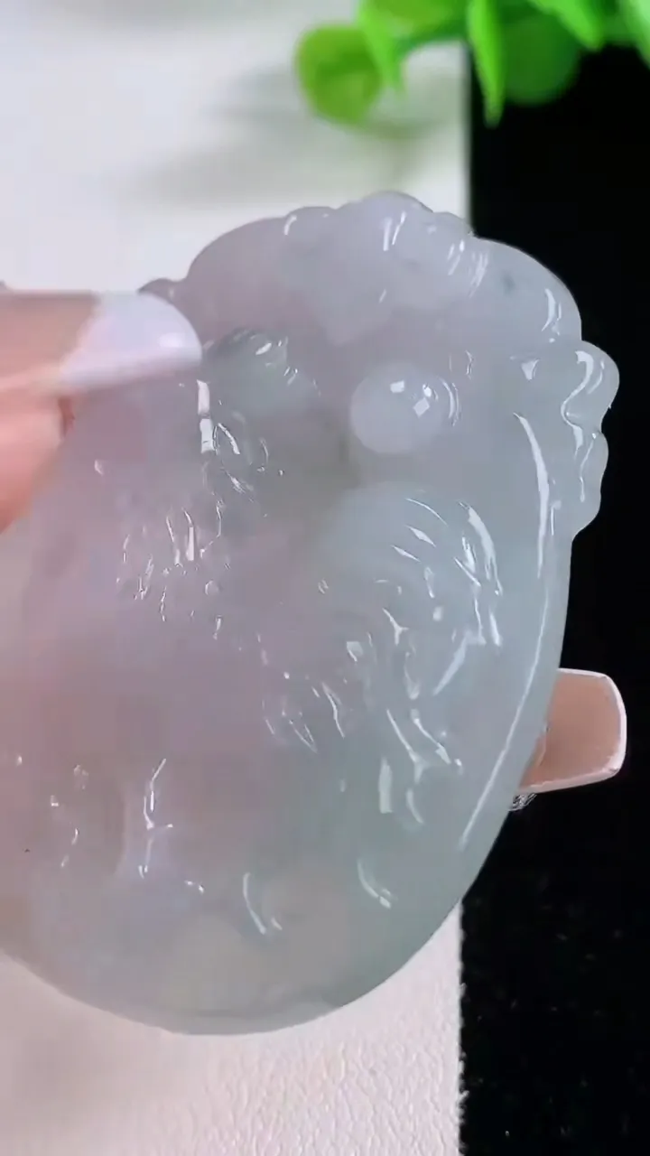 天然A货翡翠冰种飘花生肖鸡吊坠，尺寸52.6-38-6.2，重量:22.77g
12月4日