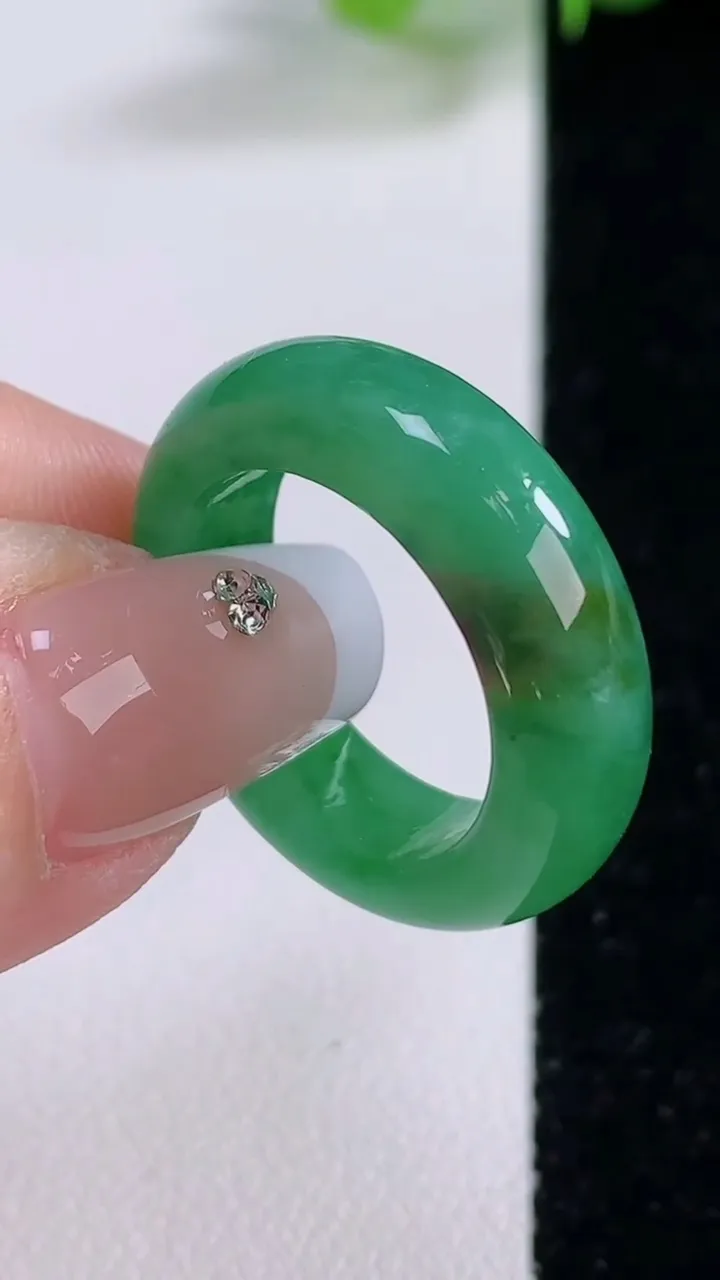 天然A货翡翠指环 戒指，尺寸18.8-6-3.9，重量:5.42g2025年12月4日
工厂直销收藏佳品,种好水足，色泽均匀，有种有色，上手高大气！