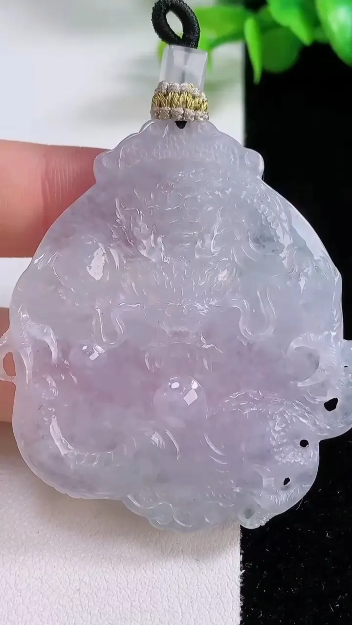 天然A货翡翠冰种紫罗兰龙牌吊坠，尺寸52.8-49.8-4.7，重量:23.95g
12月4日