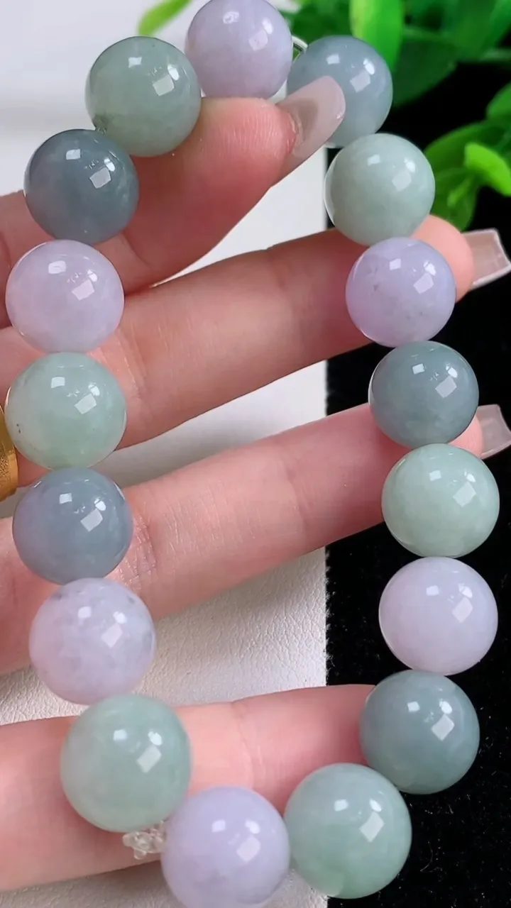 天然A货翡翠春带彩 紫罗兰圆珠手串，尺寸14.8-17颗，重量:52.49g12月4日
工厂直销收藏佳品,种好水足，色泽均匀，有种有色，上手高大气！