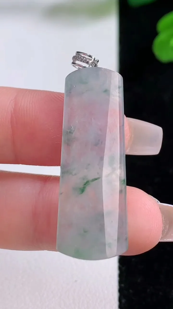 天然A货翡翠种飘花无事牌吊坠，尺寸35.7-12.7-4，重量:4.75g
12月4日