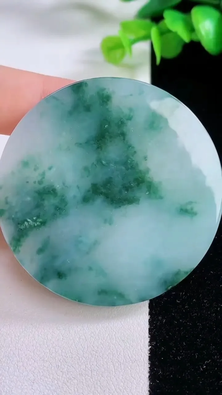 天然A货翡翠冰种飘花无事牌吊坠，尺寸53-6，重量:44.62g
12月4日