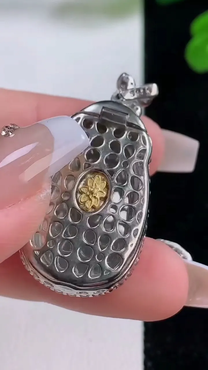 天然A货翡翠葫芦吊坠，尺寸37.3-19.2-9.2，裸石25.4-15.3重量:7.84g
12月4日