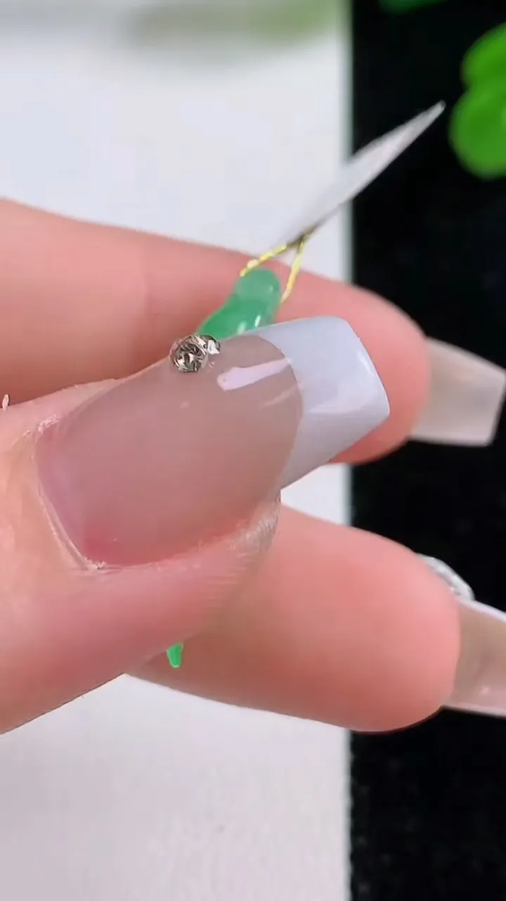 天然A货翡翠金枝玉叶叶子吊坠，尺寸26.4-11.6-3.7，重量:2.49g
12月4日